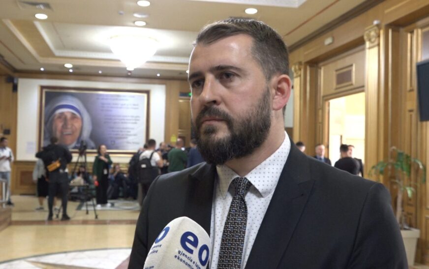 Deputeti Lushtaku paralajmëron padi ndaj Adriana Matoshit