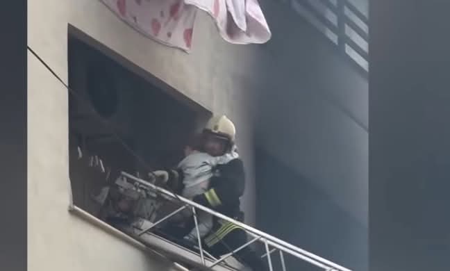 Zjarr në një apartament në Tiranë, zjarrfikësit nxjerrin nga ballkoni i banesës dy fëmijë