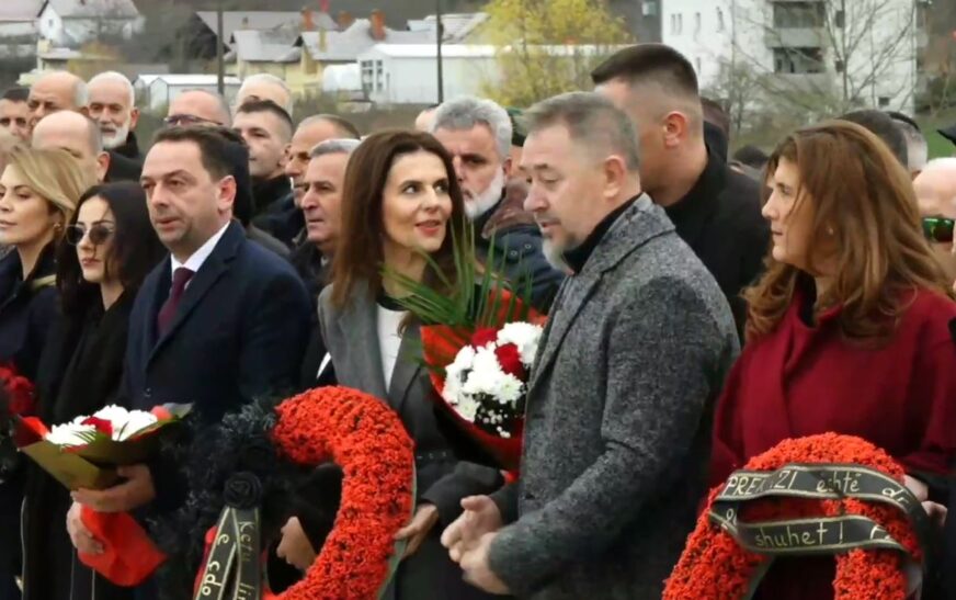 PDK bën homazhe në Kompleksin Memorial “Adem Jashari” në Prekaz