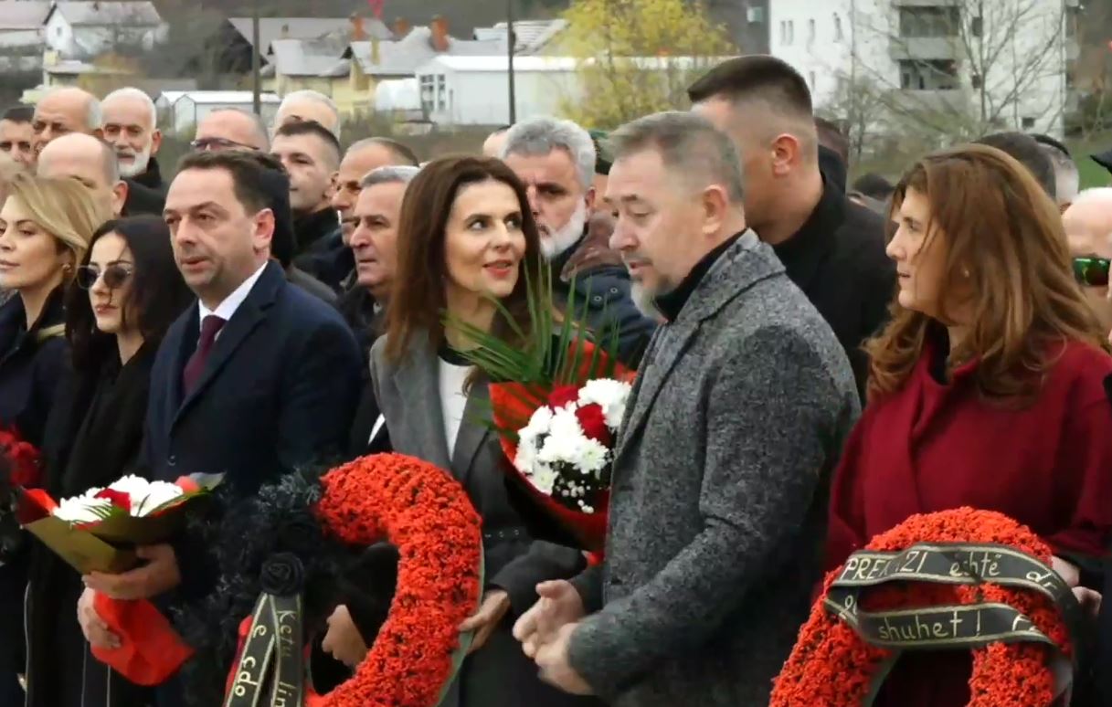 PDK bën homazhe në Kompleksin Memorial “Adem Jashari” në Prekaz