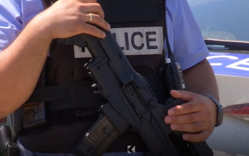 Klinë: Tre policë nën hetim për përdorim të paautorizuar të armës