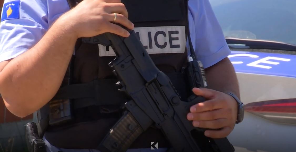 Klinë: Tre policë nën hetim për përdorim të paautorizuar të armës