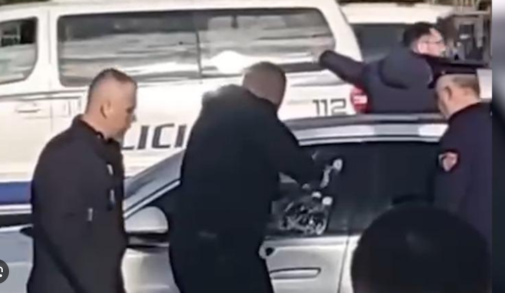 Vrasja në Rinas, momenti kur policia thyen xhamat e veturës për ta nxjerrë viktimën (VIDEO)