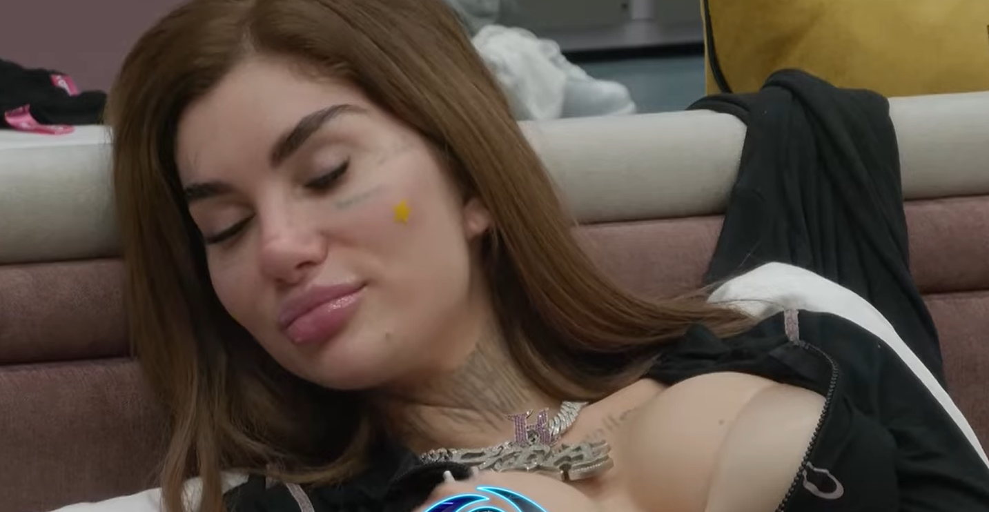 Bia Khalifa përshëndet publikun me një paraqitje joshëse në Big Brother VIP Kosova