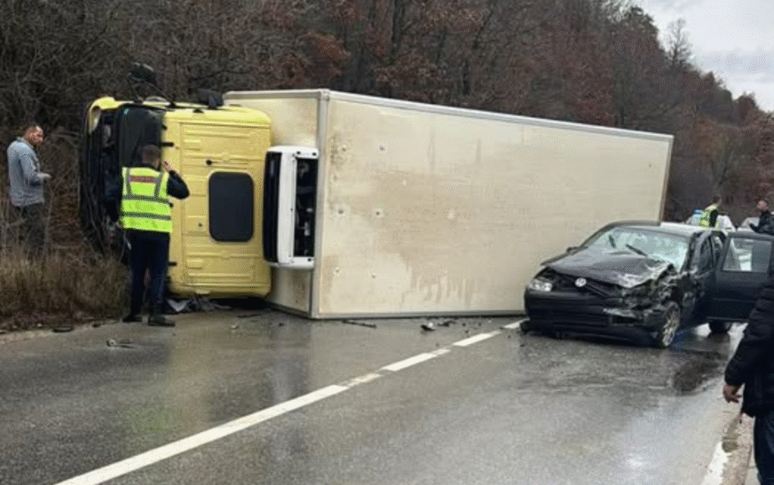 Aksident i rëndë afër Skenderajt, kamioni përfundon i rrokullisur pas përplasjes me një veturë