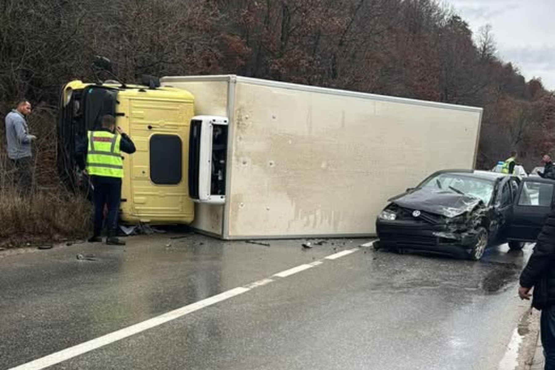 Aksident i rëndë afër Skenderajt, kamioni përfundon i rrokullisur pas përplasjes me një veturë