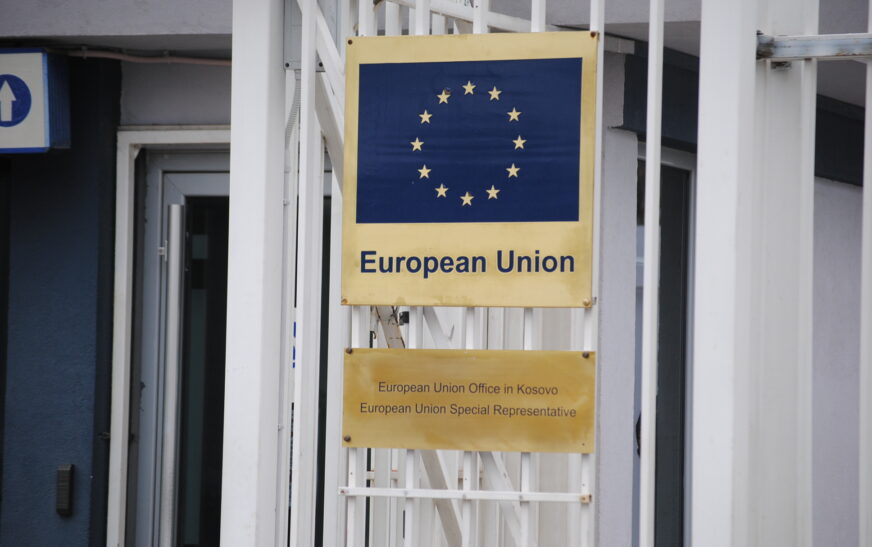 Zyra e BE-së në Kosovë për therjen me thikë të zyrtarit në Gjakovë: Jemi të shokuar – hetimi po vazhdon