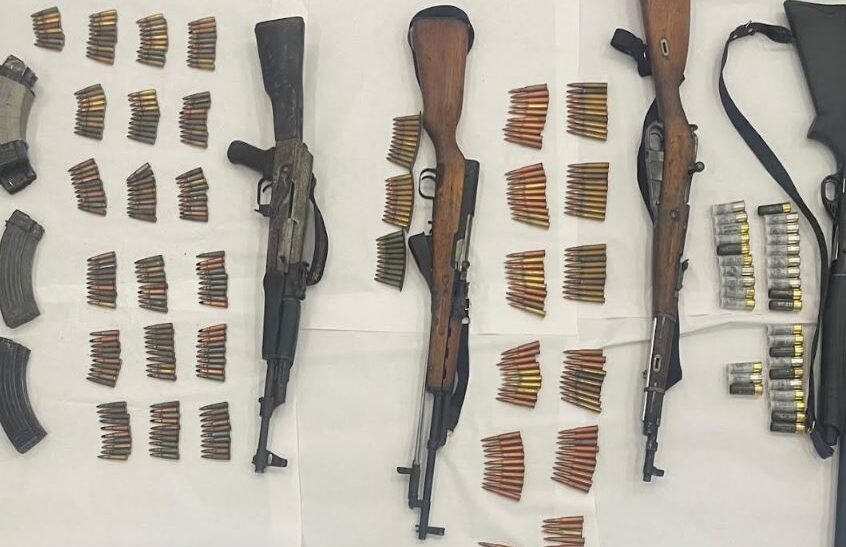 Bastisje në tri lokacione në Rahovec, kapet arsenal armësh – tre në pranga