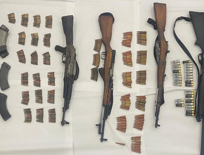 Bastisje në tri lokacione në Rahovec, kapet arsenal armësh – tre në pranga