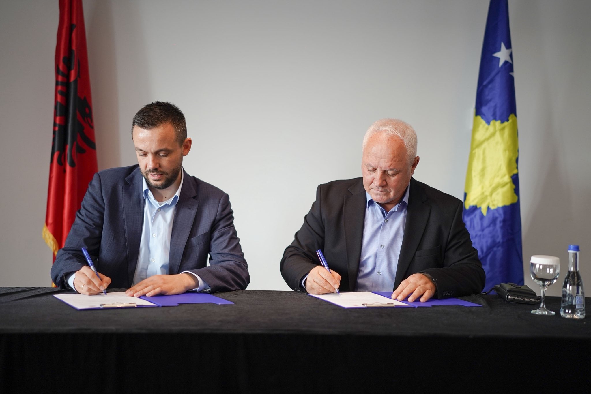 Nënshkruhet marrëveshja, PDK-ja e AAK-ja bashkë në Mitrovicë