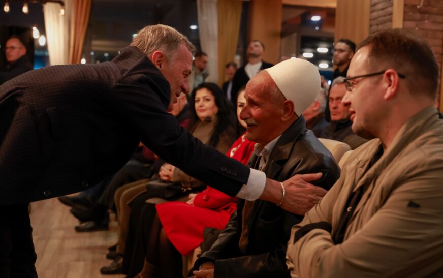 Besnik Osmani prezanton projektet zhvillimore në takimet me qytetarët e Fushë Kosovës