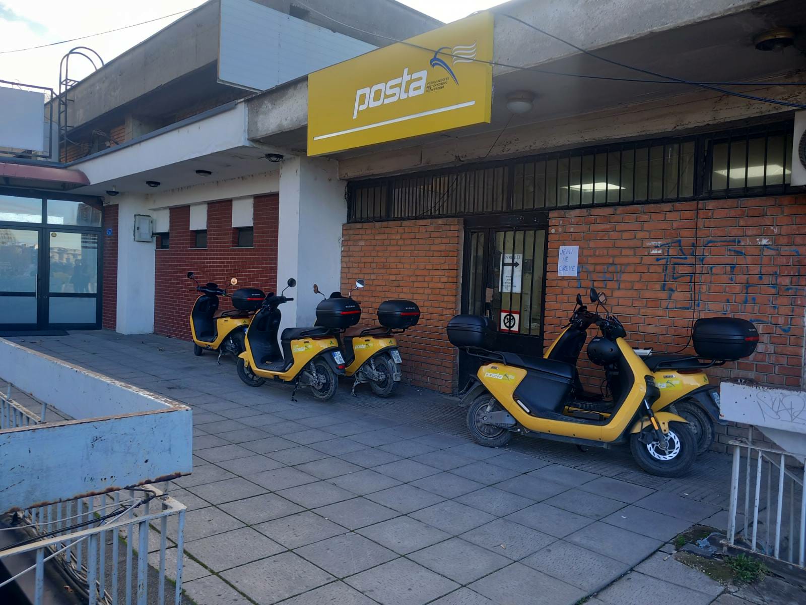 Punëtorët e Postës në grevë, kërkojnë rritje të pagave