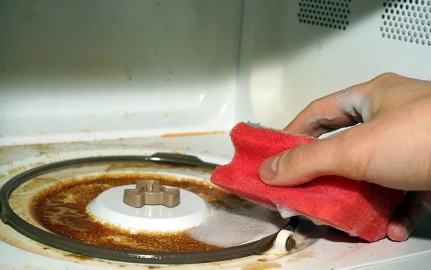 Si ta pastroni mikrovalën lehtë dhe natyrshëm vetëm me limon dhe ujë