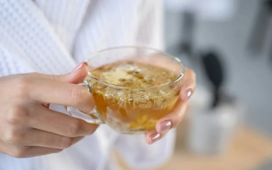 Dy çajra që pihen më mirë në mëngjes për detoksifikim dhe humbje më të lehtë në peshë