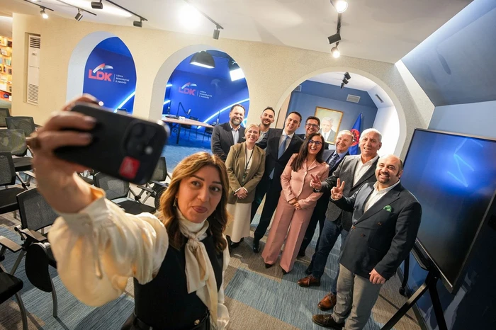 Artistja Adelina Thaçi i bashkohet LDK-së