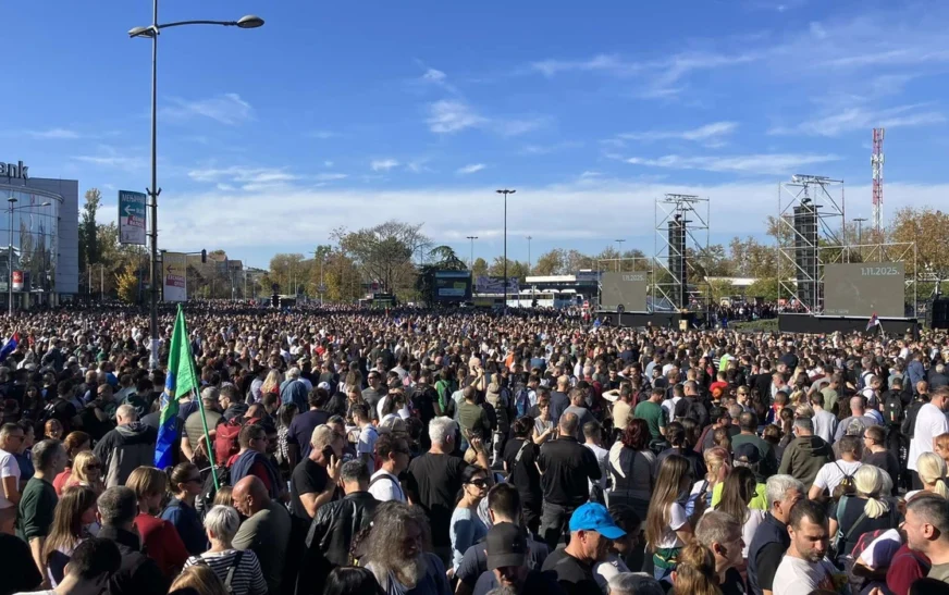 Një vit pas tragjedisë në Novi Sad – tubim masiv për viktimat e stacionit të trenit