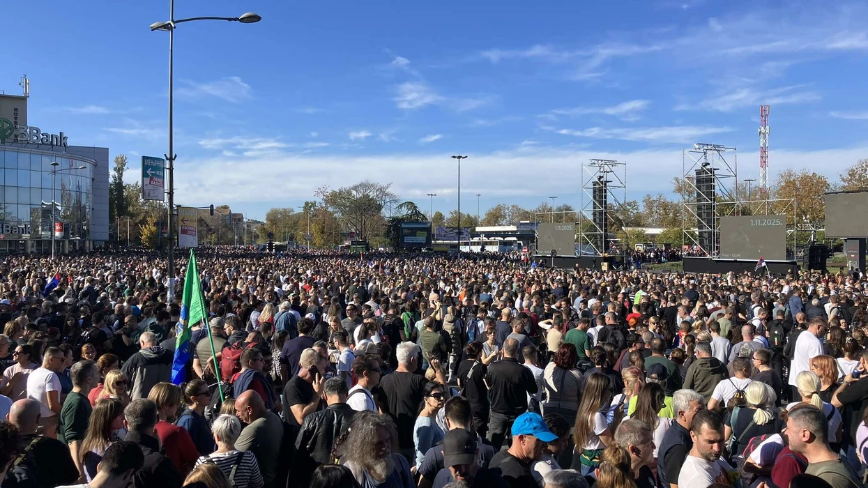Një vit pas tragjedisë në Novi Sad – tubim masiv për viktimat e stacionit të trenit