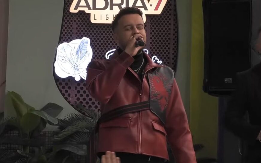 “Mora fjalë” – Kushtrimi i këndon komandantit Adem Jashari (VIDEO)