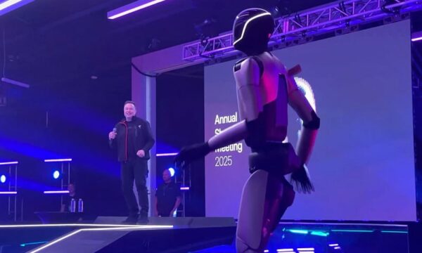 Musk e prezanton robotin për të cilin pretendon se do të eliminojë varfërinë dhe krimin
