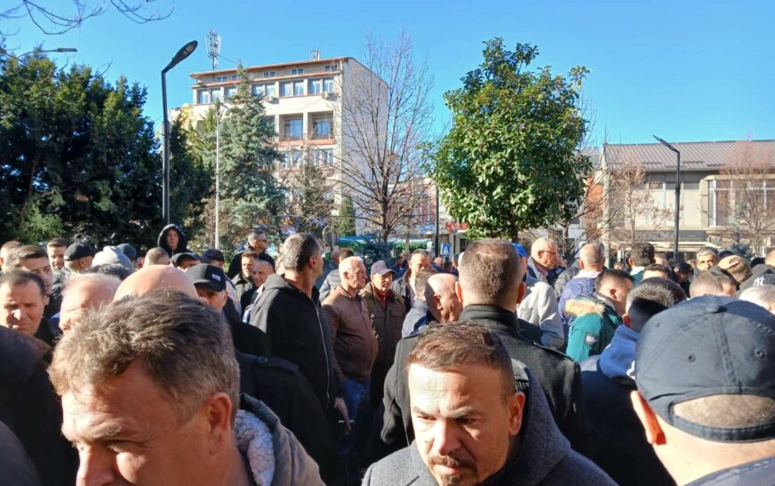 Punëtorët e autobusëve mblidhen te Komuna e Prishtinës, kërkojnë pagat e tyre