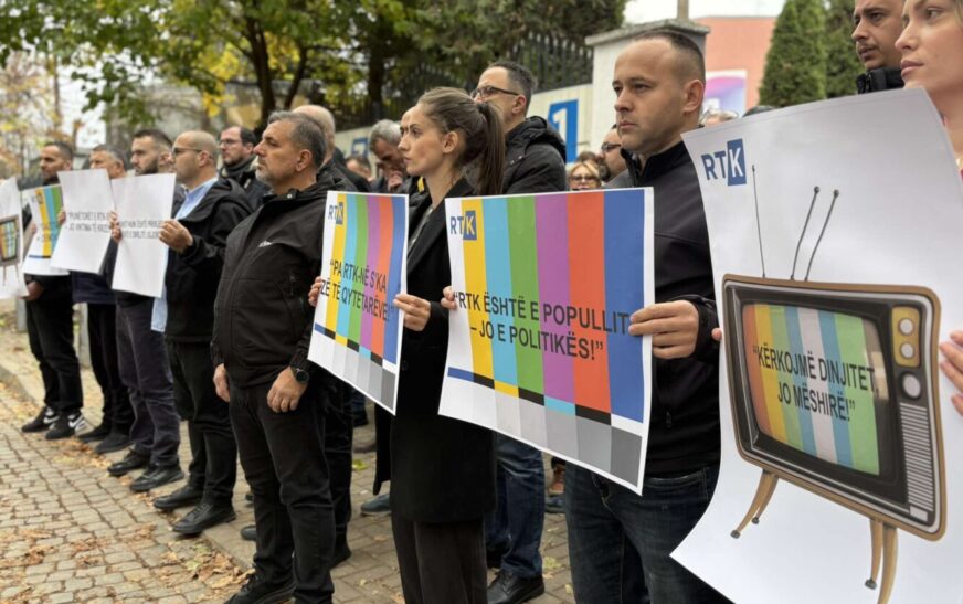 Më shumë se dy javë pa rroga, punonjësit e RTK-së sot një orë grevë si shenjë revolte