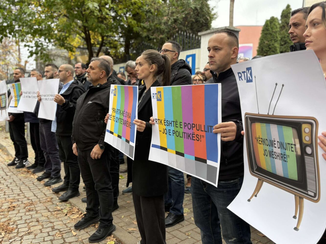 Më shumë se dy javë pa rroga, punonjësit e RTK-së sot një orë grevë si shenjë revolte