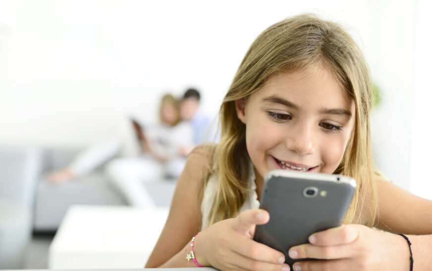 Kur është mosha e duhur që prindërit t’u blejnë fëmijëve një celular?