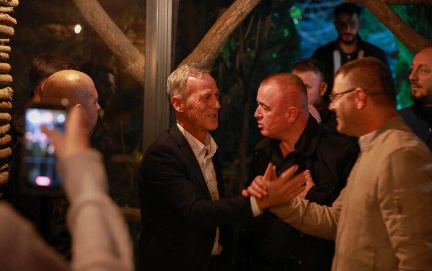 Besnik Osmani zhvillon takim të ngrohtë me qytetarët në një prej restoranteve në Fushë Kosovë