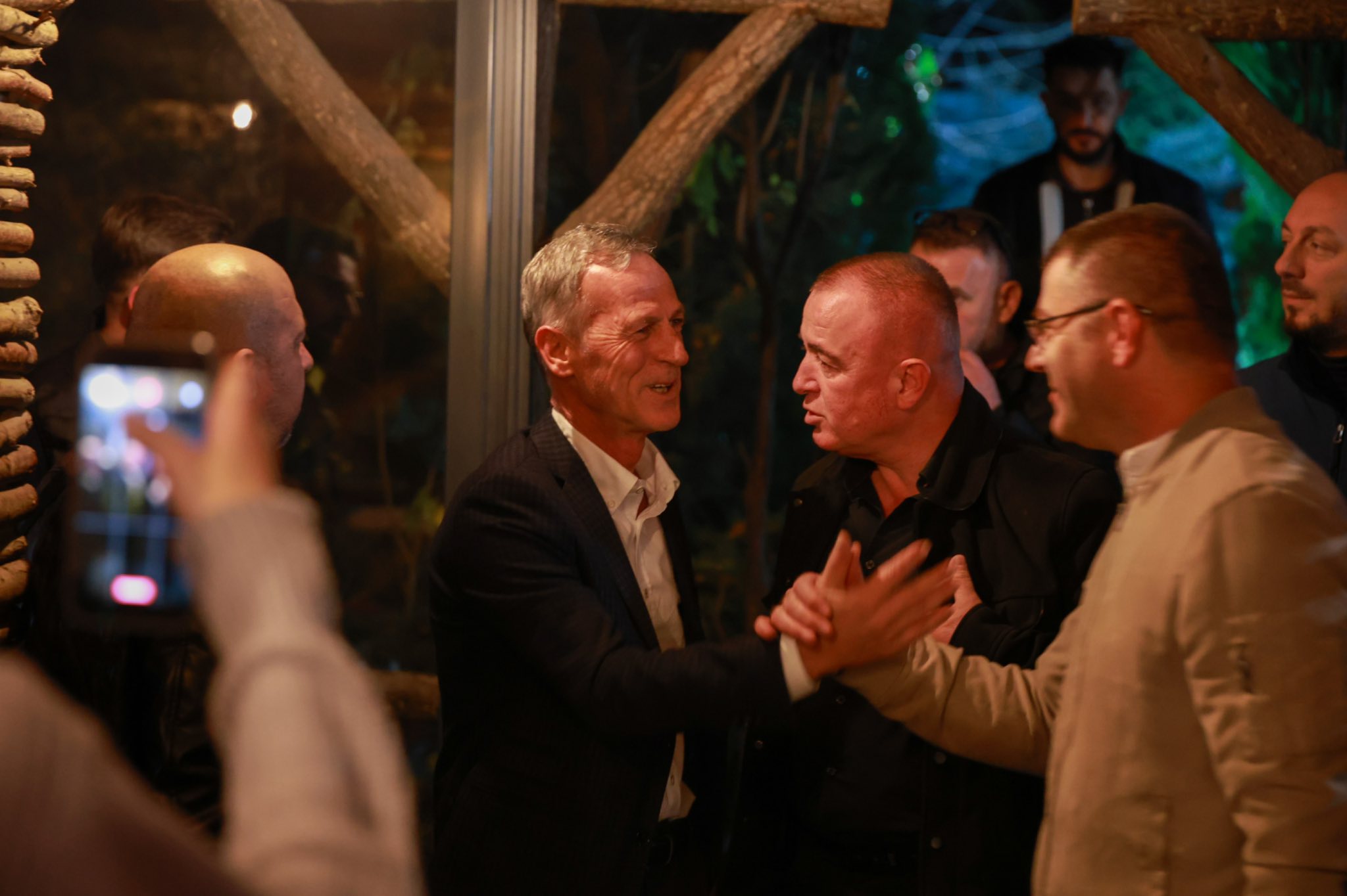 Besnik Osmani zhvillon takim të ngrohtë me qytetarët në një prej restoranteve në Fushë Kosovë