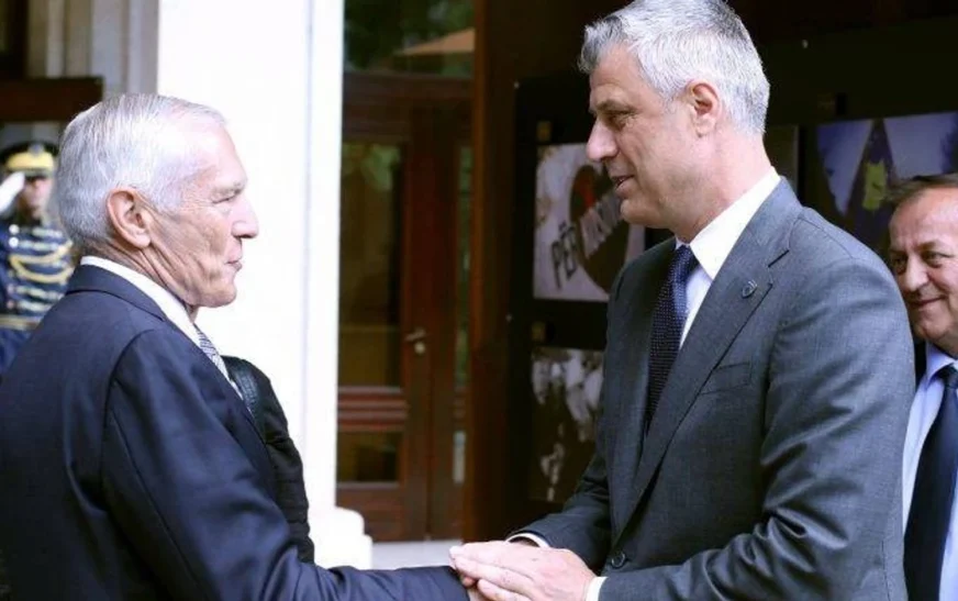 Clark pyetet për zemërimin e komandantit të KFOR-it me Thaçin