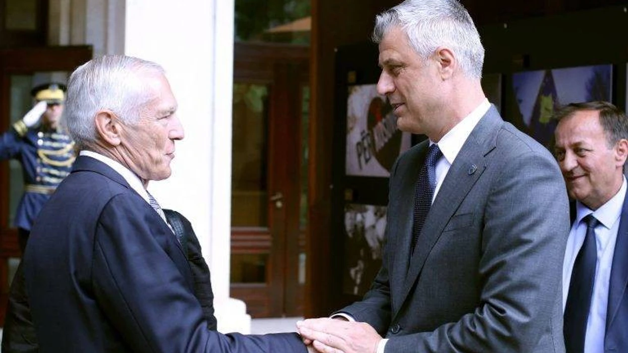 Clark pyetet për zemërimin e komandantit të KFOR-it me Thaçin