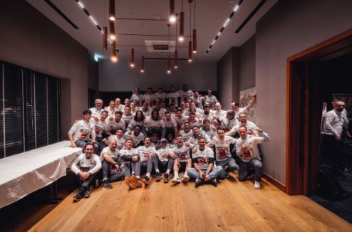 Verë e kuqe, cigare / Futbollistët e Zvicrës festojnë deri në orët e mëngjesit në Kosovë