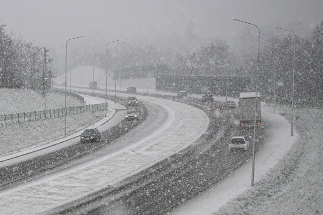 Bora paralizon rrugët në Poloni, kolona të veturave deri në 20 km