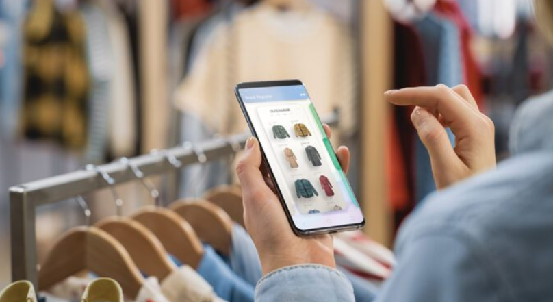 Shqiptarët rekord me përdorimin e internetit, por të fundit në Europë për blerje online