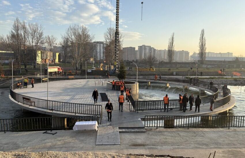 Gati për ceremoninë e prerjes së shiritit për hapjen e urës për këmbësorët te lumi Ibër