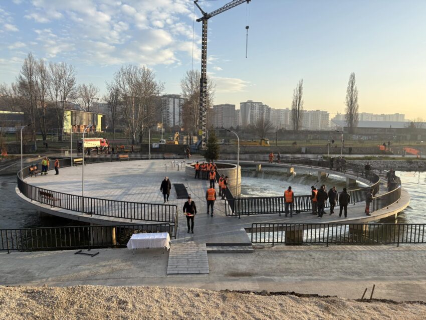 Gati për ceremoninë e prerjes së shiritit për hapjen e urës për këmbësorët te lumi Ibër