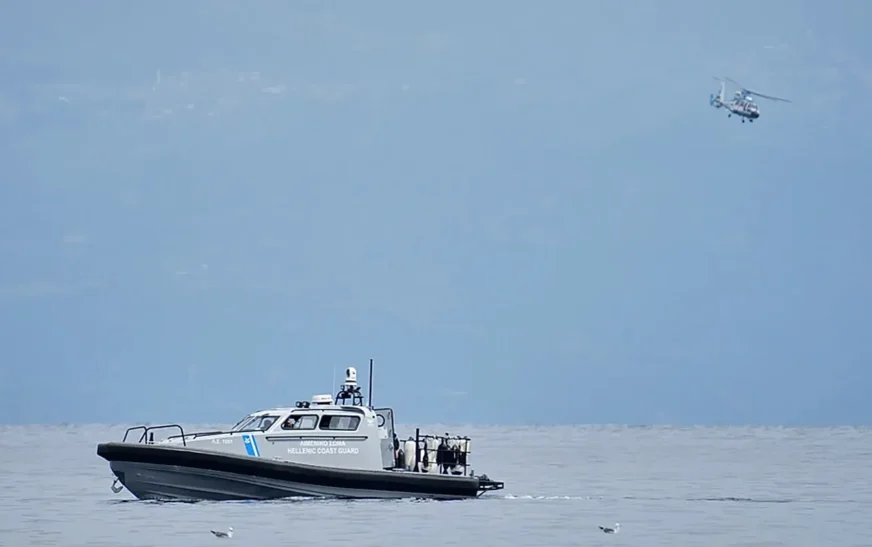Fundoset varka me emigrantë në brigjet e ishullit grek, një i vdekur dhe tre të zhdukur