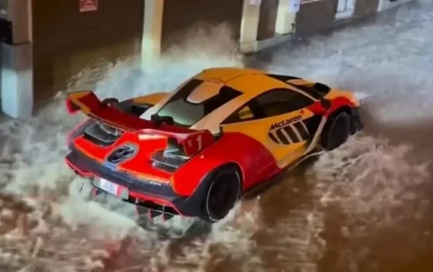 Mc Laren sfidon përmbytjen në mes të stuhisë