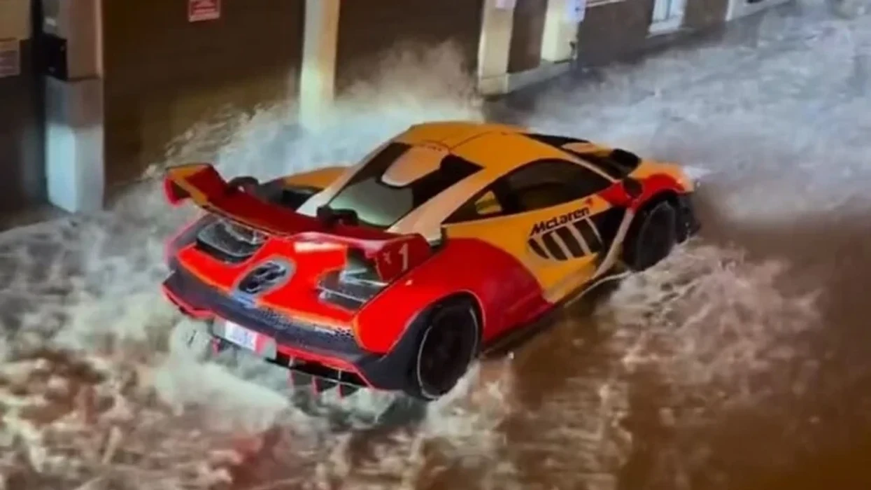 Mc Laren sfidon përmbytjen në mes të stuhisë