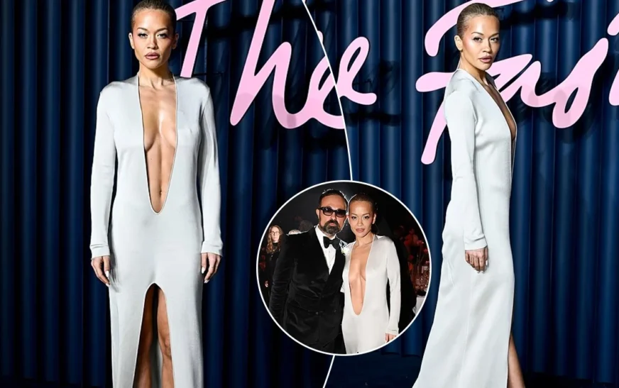 Rita Ora shfaqet me një fustan të guximshëm me prerje në ‘Fashion Awards 2025’