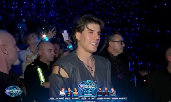 Momente emocionale për Klodin, ndjek koncertin e Alban Skenderajt në mesin e mijëra shikuesve