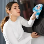 si-ta-pastroni-ne-menyre-te-sigurt-ekranin-e-televizorit-pa-e-demtuar-ate