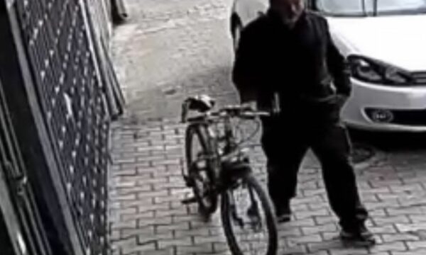 Ky person po kërkohet për “vjedhje”, policia publikon fotografinë e tij