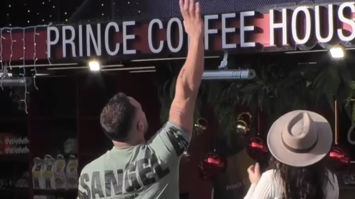 Parashutë mbi shtëpinë e Big Brother – Edi surprizohet nga nëna dhe babai