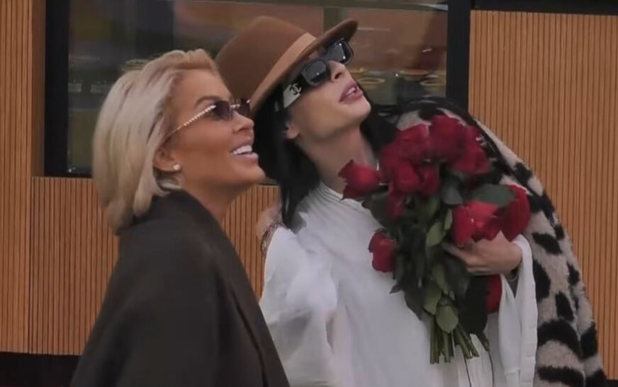 Surprizë nga qielli, parashutë dhe lule për këtë banore