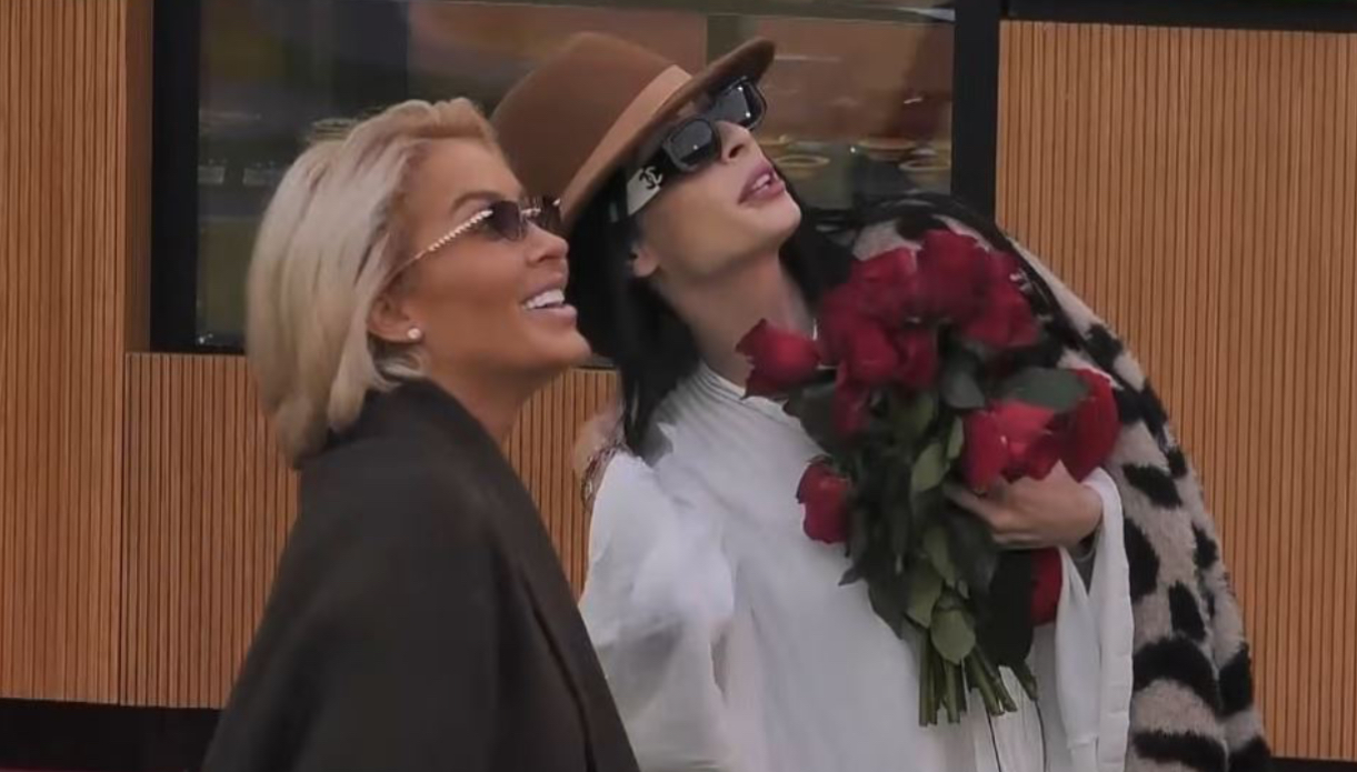 Surprizë nga qielli, parashutë dhe lule për këtë banore