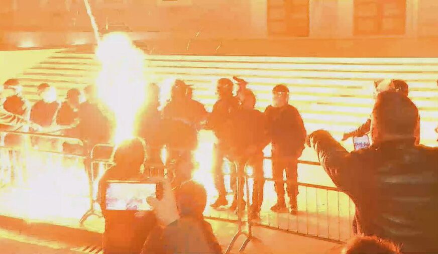 Molotov drejt Kryeministrisë në Tiranë, lëndohen dy policë