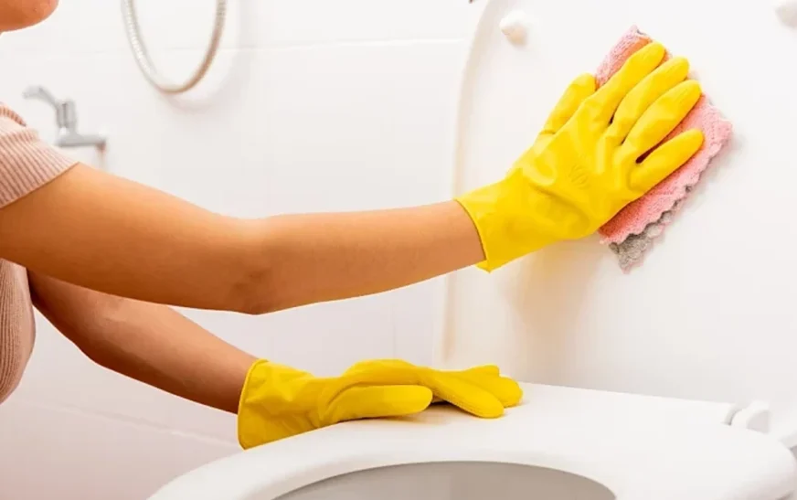 Si të hiqni njollat e verdha nga kapaku i tualetit