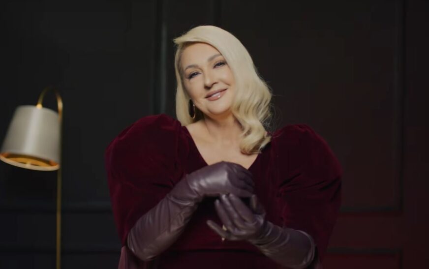 Remzie Osmani i la nën hije krejt gratë e estradës, është bërë tamam një zonjë e randë – s’ia kalon kush