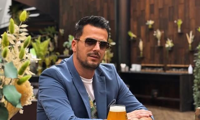 Ylli Demaj vet qenka “yll” i vogël çka e paska gruan, qenka një bukuroshe e vërtetë – edhe grua e devotshme duket